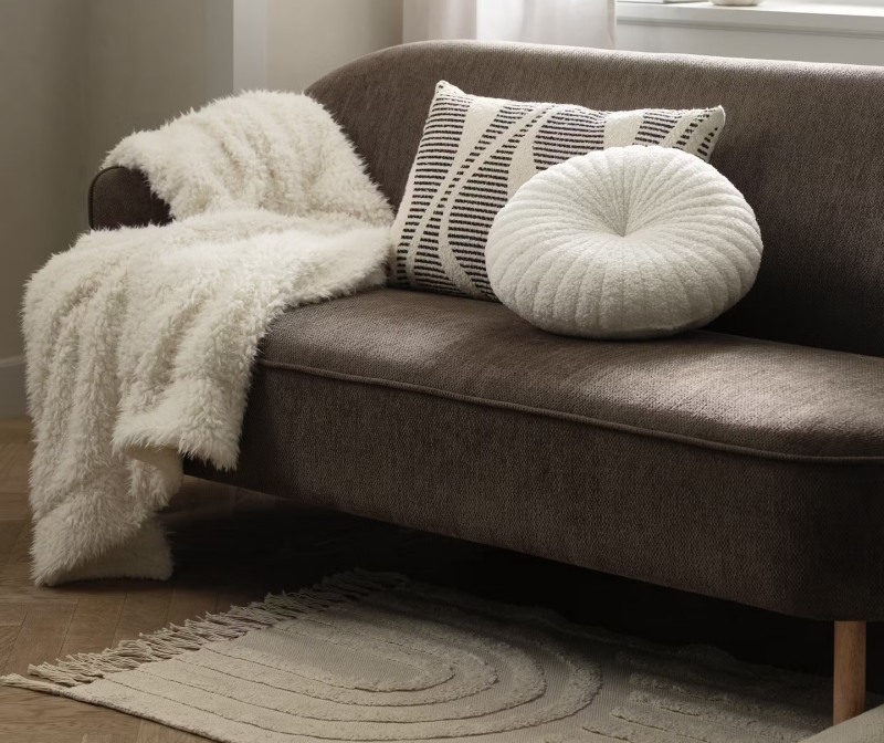 Mẫu 1: Ghế Sofa nhỏ màu xám phù hợp với không gian phòng khách nhỏ đẹp.