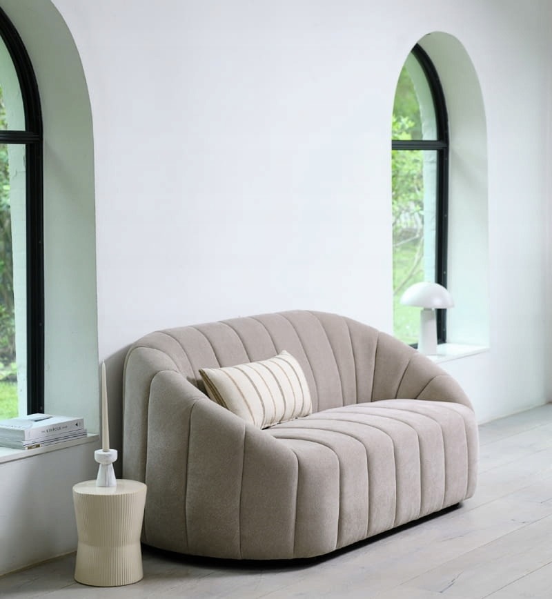 Sofa nhỏ gọn phù hợp với phòng khách hẹp ngang