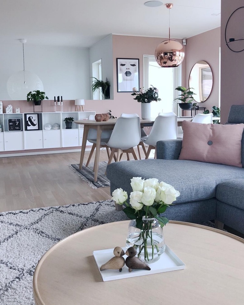 Với không gian phòng khách nhỏ nên ưu tiên nội thất màu sáng