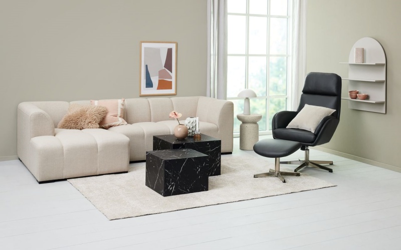 ghế thư giãn hoặc các tác phẩm nghệ thuật lớn để tạo điểm nhấn thiết kế phòng khách