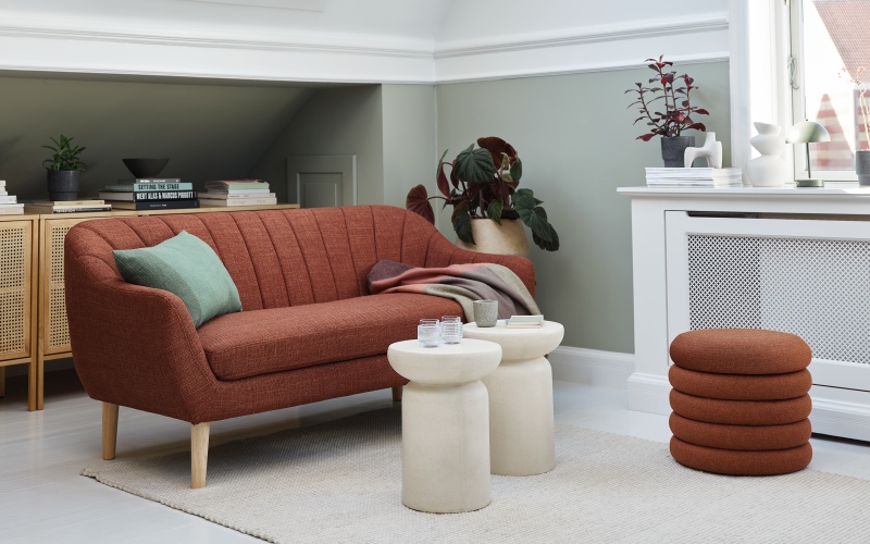 Gợi ý các màu sắc thiết kế phòng khách phong cách cổ điển mới thường dùng những gam màu vàng, đỏ rượu, nâu đỏ mang lại sự ấm cúng và lôi cuốn.