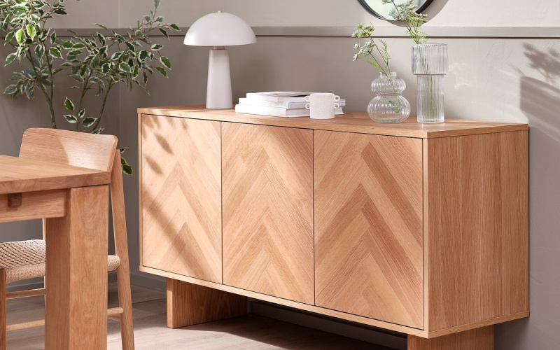 Thử kết hợp những chiếc tủ bằng gỗ được trang trí bằng những họa tiết độc đáo khi thiết kế phòng khách cố điển