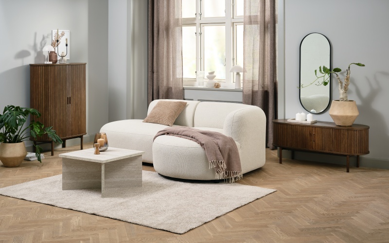 Những mẫu ghế sofa mềm mại, bàn trà bằng gỗ tự nhiên, thảm len hoặc cotton