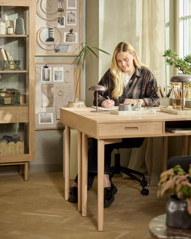 Freelance và Hybrid Working là mô hình cho phép nhân viên kết hợp linh hoạt giữa làm việc tại văn phòng hoặc từ xa, tại nhà.