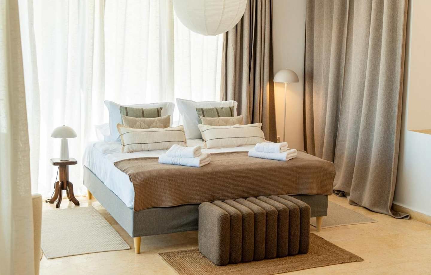 House Tour: Khám phá căn hộ phong cách Scandinavian hiện đại bên bờ biển