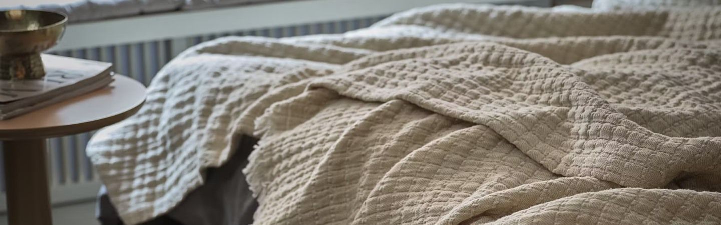 Hướng dẫn giặt và bảo quản chăn sofa theo từng loại chất liệu