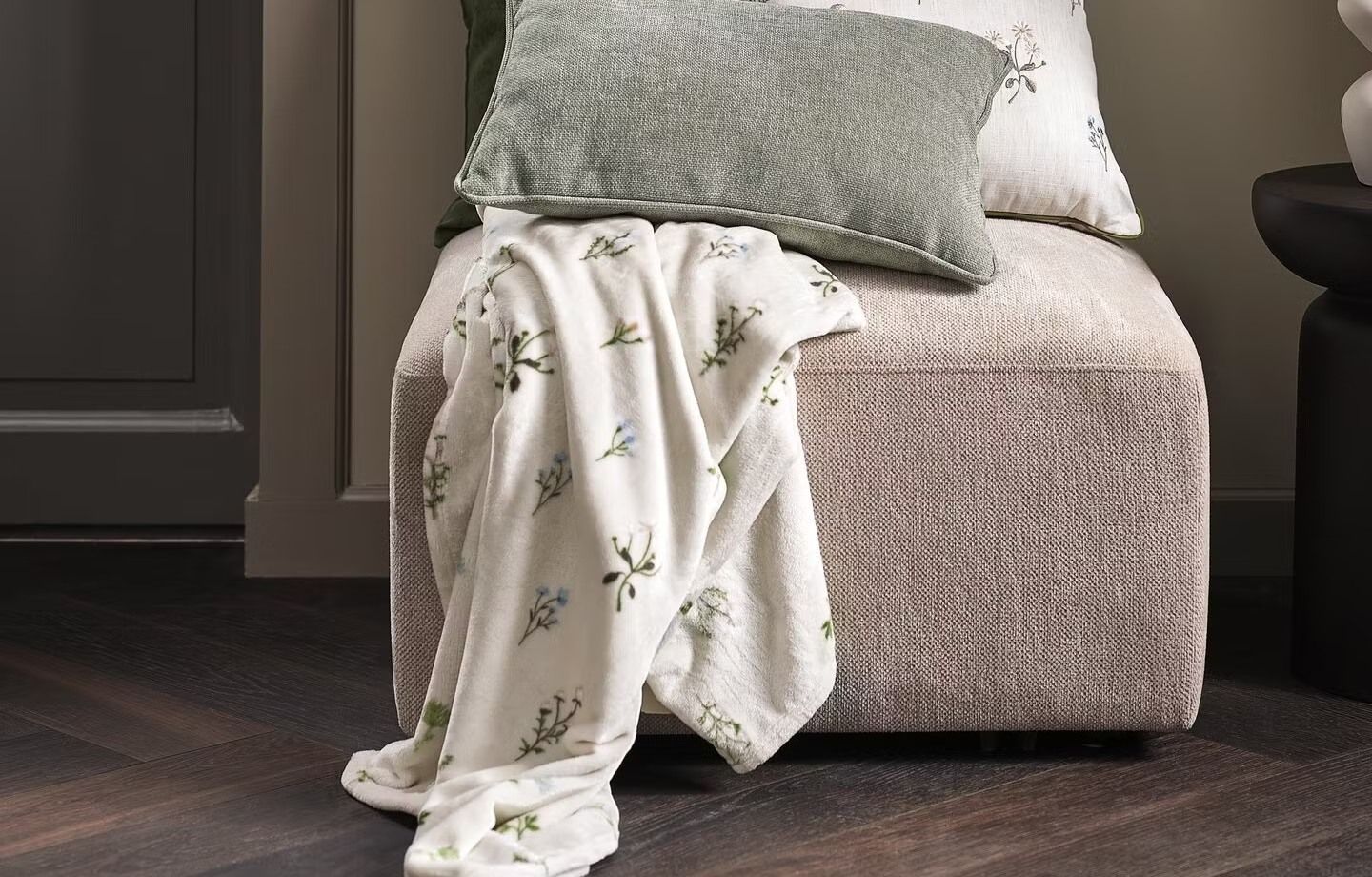 Hướng dẫn giặt và bảo quản chăn sofa theo từng loại chất liệu
