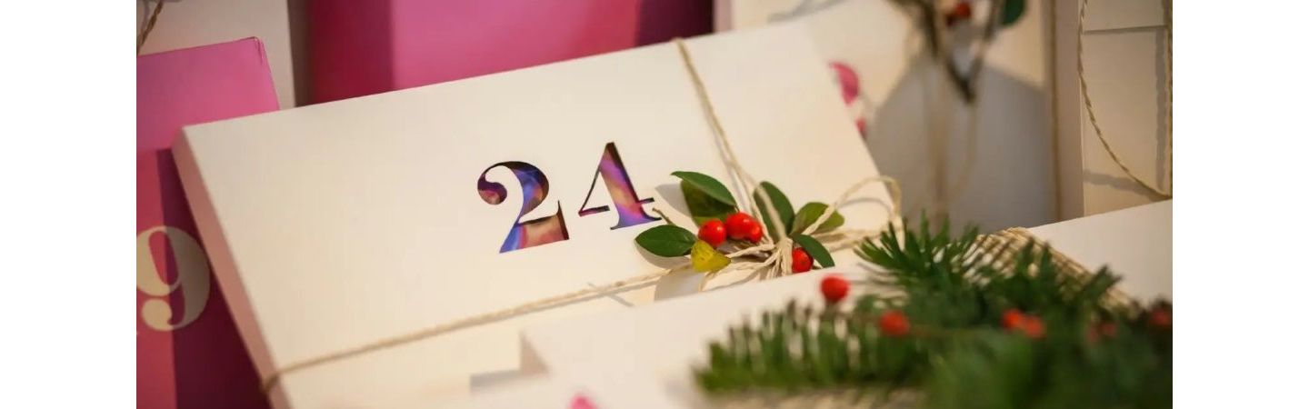 Hoạt động gia đình dịp lễ: làm bánh, xem phim, trang trí cây thông