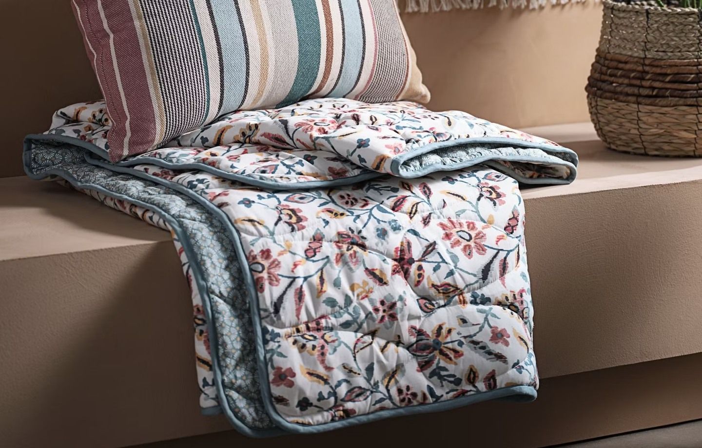 Chăn sofa bao lâu giặt một lần? Mẹo nhỏ giúp chăn luôn mới