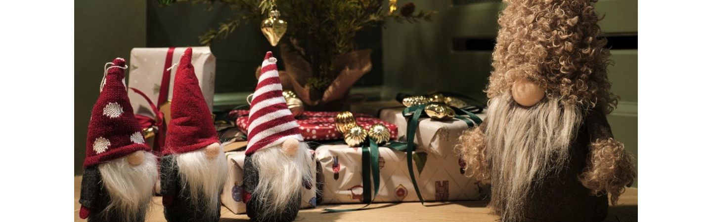 thiết kế decor Noel với thần lùn và phụ kiện thủ công