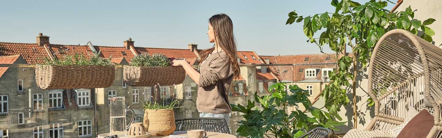 Cẩm nang chọn vật liệu nội thất san vườn bền bỉ cho không gian ngoài trời