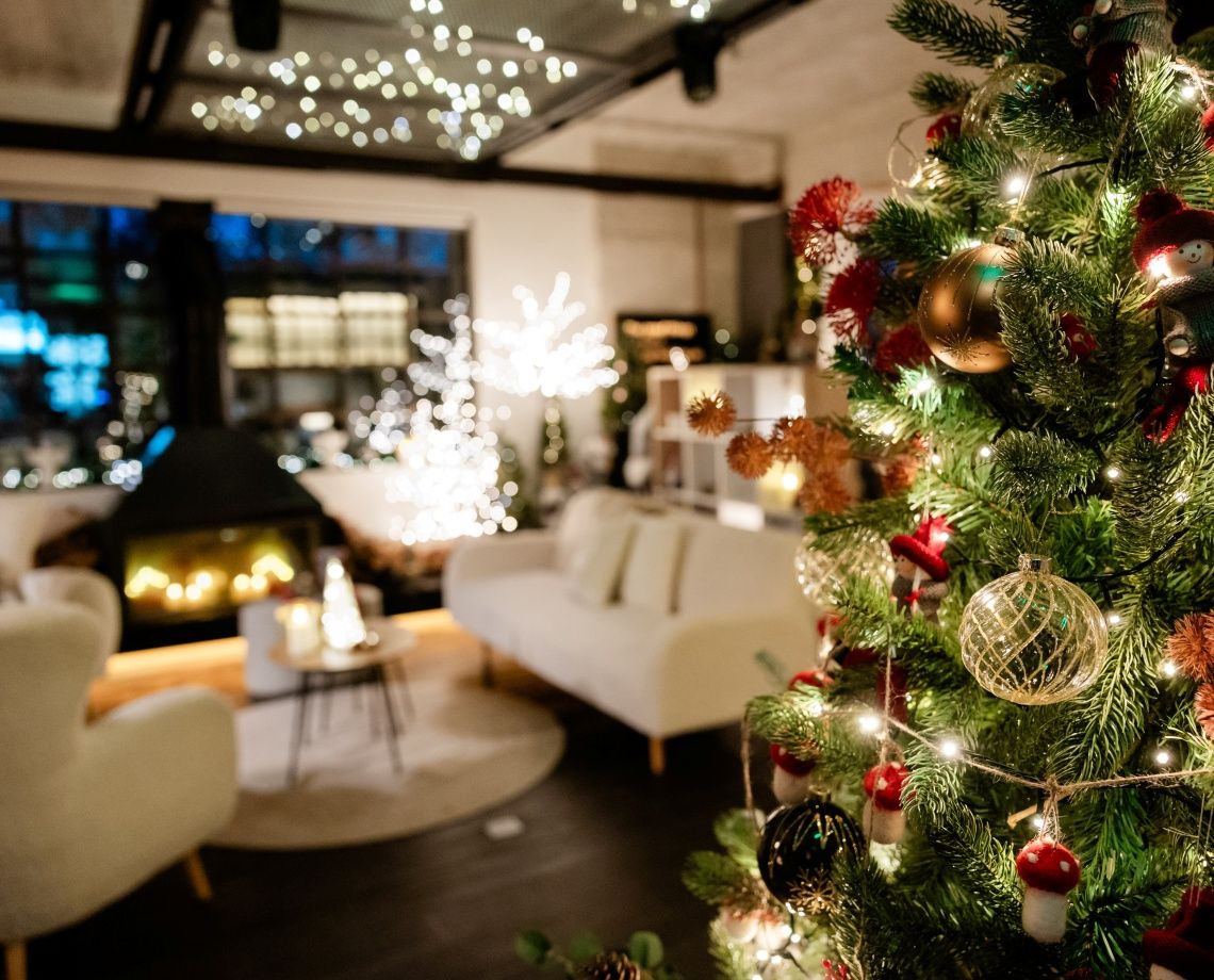 Khám phá cảm hứng trang trí lễ Giáng sinh Bắc Âu tối giản với màu sắc trung tính, hình dáng giản dị và không gian ấm áp