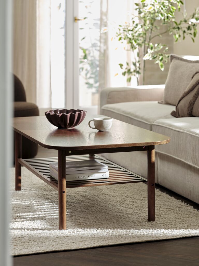 B&agrave;n cafe | LYNGVIG | veneer sồi/gỗ c&ocirc;ng nghiệp | m&agrave;u sồi đậm | R70xD130xC45cm