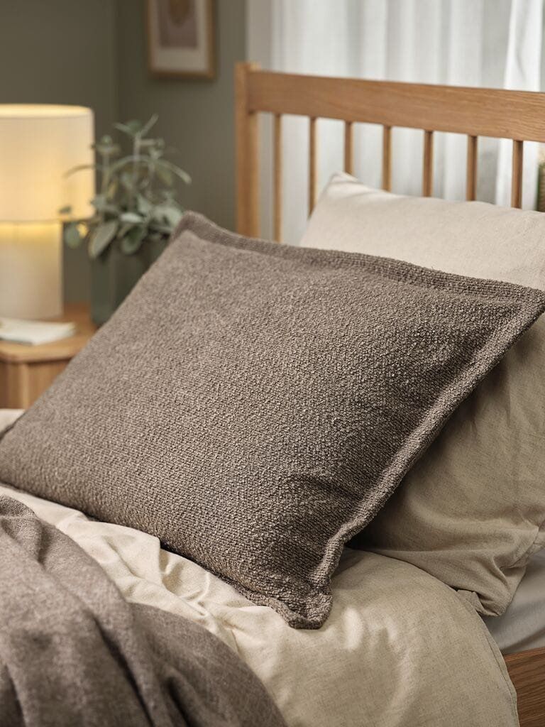 Gối tựa lưng | GULDBLOMME | polyester | n&acirc;u | R50xD70cm