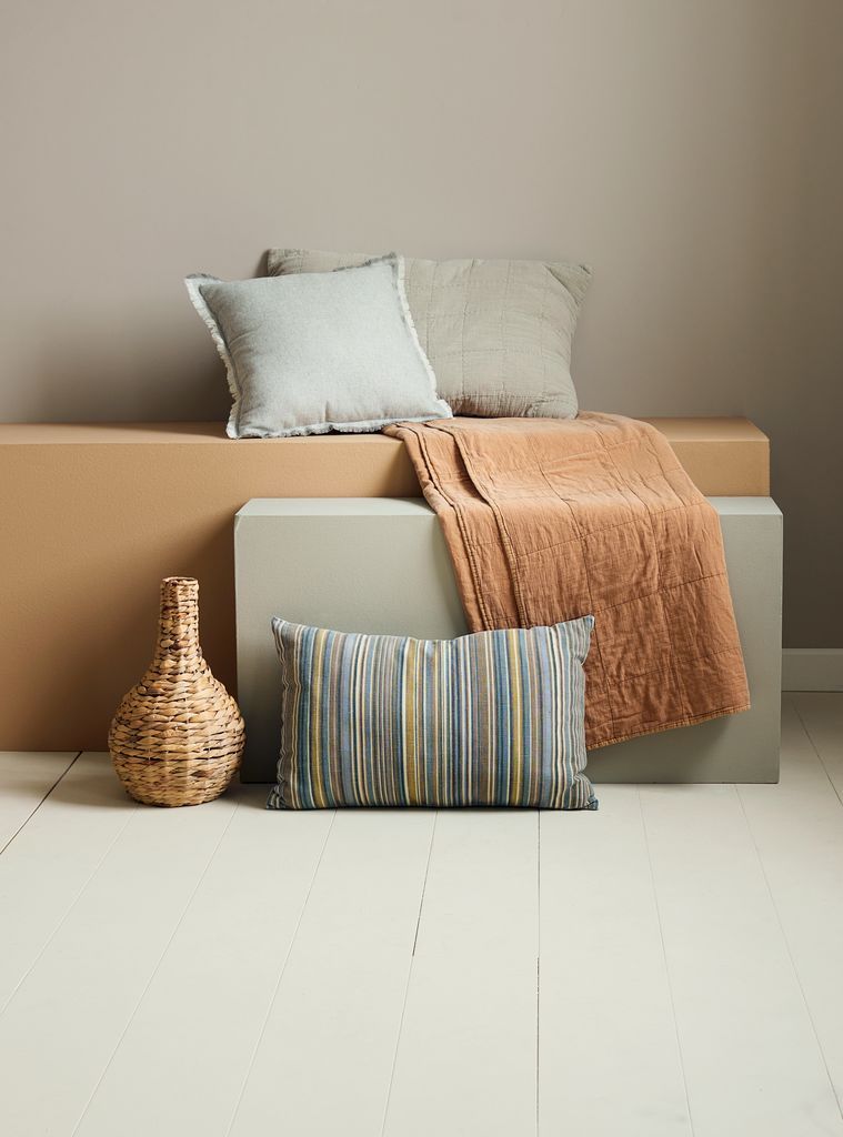 Gối trang trí | KLOKKELYNG | polyester | xám | R45xD45cm