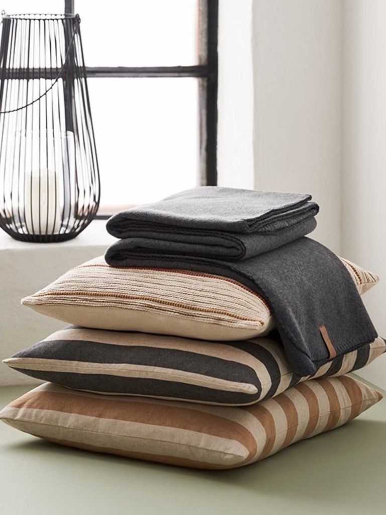 Gối trang trí | VALERIANA | cotton/linen | vàng | R50xD50cm