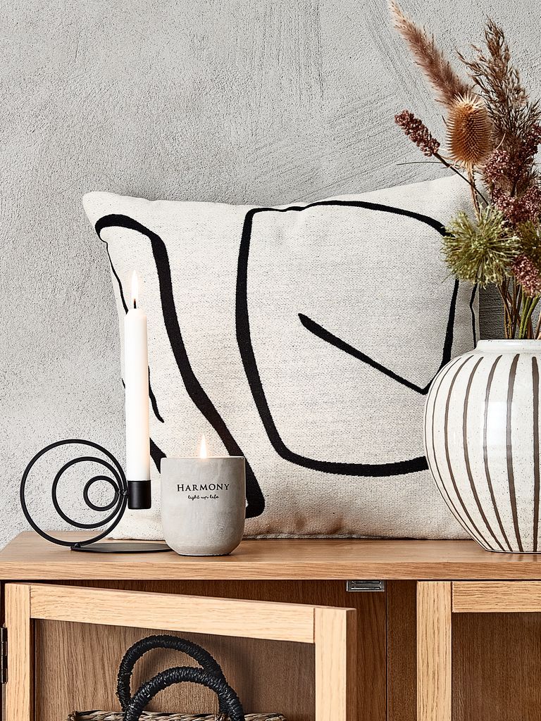 Gối trang trí | HVITVEIS | polyester/cotton | đen/trắng ngà | R45xD45cm