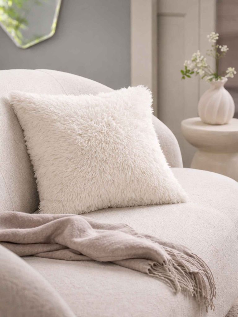 Gối trang trí | SVERDLILJE | polyester | màu tự nhiên | R50xD50cm