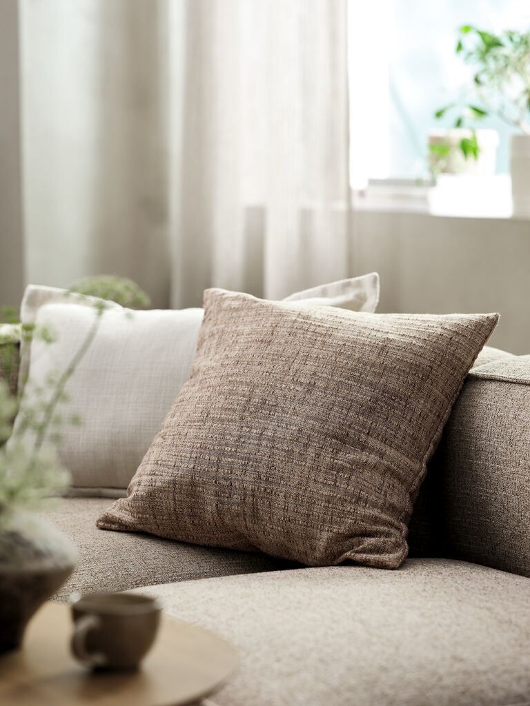 Vỏ gối trang tr&iacute; | KRIMLIND | polyester | t&iacute;m/tự nhi&ecirc;n | R50xD50cm