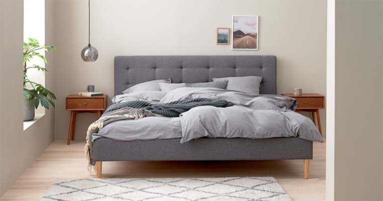 Phụ kiện trải gường màu xám trong phòng ngủ phong cách nội thất Bắc Âu