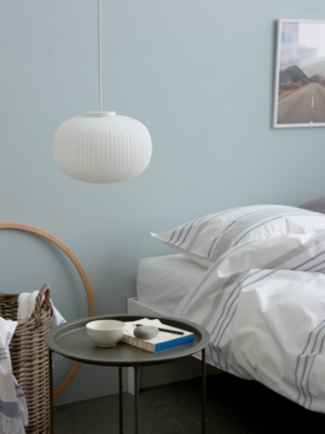 Phòng ngủ phong cách Scandinavian với đèn treo tinh tế