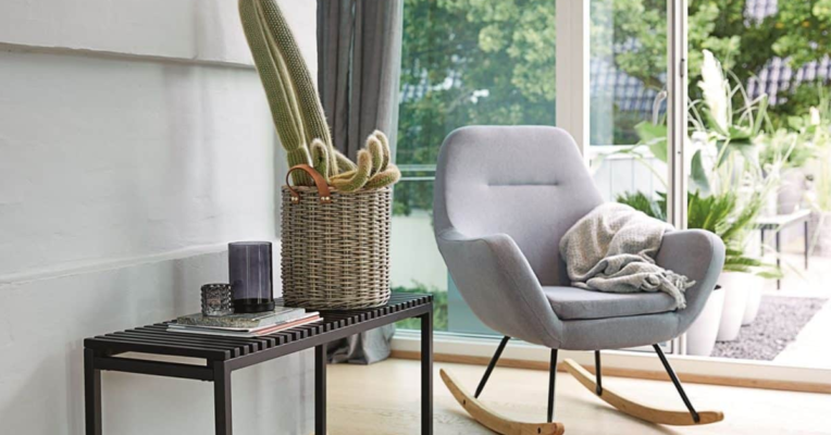 Nội thất ghế bành màu xám trong phong cách Bắc Âu Scandinavian